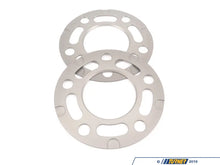 Load image into Gallery viewer, Turner Motorsport 7.5mm Hubcentric Wheel Spacers for BMW – 5x120, 72.6mm Centre Bore – F22 F30 F01 F87 – Flush Fitment – Fits 335i 340i 540i 650i M2 Competition – CNC Aluminium (Pair, Silver/Black)