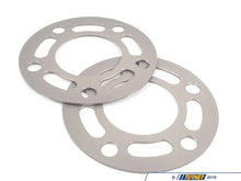 Load image into Gallery viewer, Turner Motorsport 7.5mm Hubcentric Wheel Spacers for BMW – 5x120, 72.6mm Centre Bore – F22 F30 F01 F87 – Flush Fitment – Fits 335i 340i 540i 650i M2 Competition – CNC Aluminium (Pair, Silver/Black)