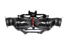 Load image into Gallery viewer, Eventuri Carbon Fibre Cold Air Intake System with Clear Trunk Panel for Chevrolet Corvette C8 Stingray Coupe (2020+) - Sealed Twin Venturi, Dry Filters, +15-18 whp, +15-16 ft-lb
